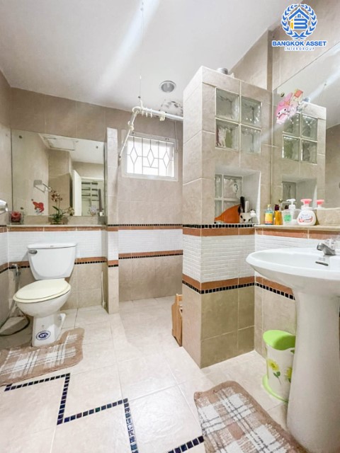 *****บ้านเดี่ยวมือสอง ม.นันทวัน สุขาภิบาล5 พร้อมเข้าอยู่ พร้อมฟังก์ชัน 3 ห้องนอน 2 ห้องน้ำ 1 ที่จอดรถ สภาพดีมากๆ บนเนื้อที่กว่า 57.7 ตร.ว. กว้างมาก พื้นที่ใช้สอยมากถึง 194 ตร.ม. บนทำเลศักยภาพ เชื่อมต่อถนน รามอินทรา, วัชรพล, สุขาภิบาล5 เดินทางสะดวก ใกล้ทางด่วน "ฉลองรัช" และรถไฟฟ้าสายสีเขียว "สถานีสายหยุด"